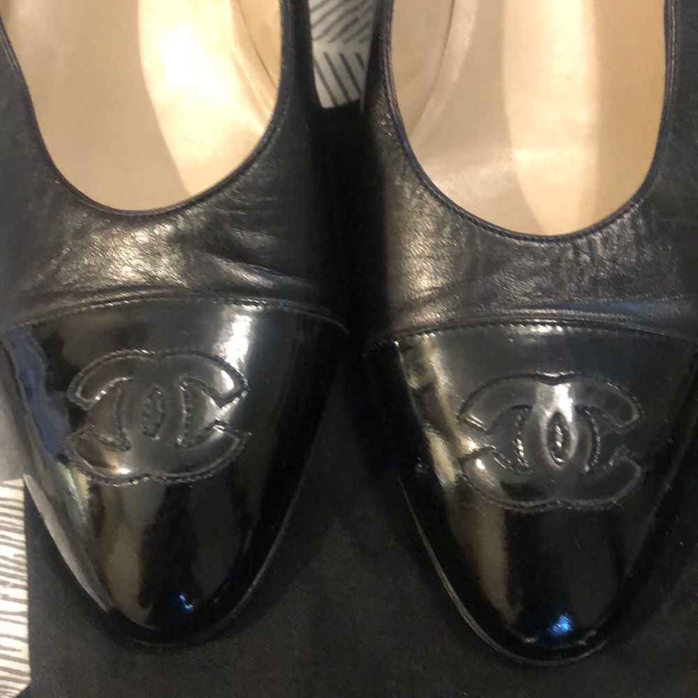 CHANEL patent leather cap toe pumps - Picture 2 of 7